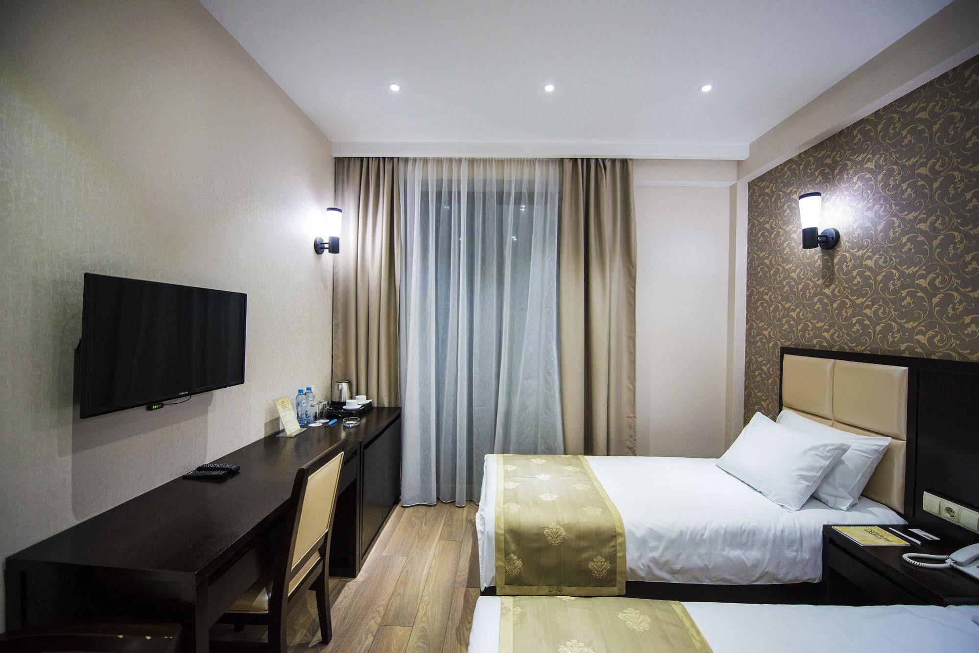 Tbilisi Inn Экстерьер фото